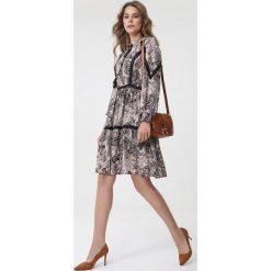 Czarno-Czerwona Sukienka Frisco. Czarne sukienki Born2be, na imprezę, l, bez wzorów, z koronki, boho, bez kołnierzyka, bez ramiączek, midi. Za 179.99 zł.