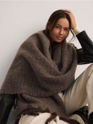 Miękki szalik z frędzlami - brązowy. Brązowe szaliki Reserved, bez wzorów. W wyprzedaży za 59.99 zł.