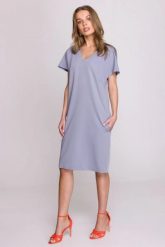 Luźna sukienka oversize o prostym kroju z dekoltem V szara. Szare sukienki Stylove, do pracy, l, bez wzorów, z poliesteru, biznesowe, bez kołnierzyka, bez ramiączek, mini, dopasowane. Za 289.00 zł.