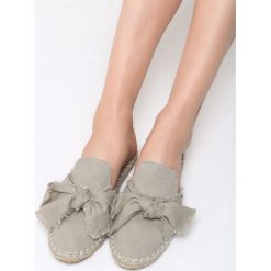 Khaki Klapki Moonstone. Brązowe klapki Born2be, bez wzorów, bez obcasa, na płaskiej podeszwie. Za 29.99 zł.
