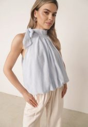 Niebieska Elegancka Bluzka z Wiskozy Ozdobiona Wiązaniem Nemereia. Niebieskie bluzki Born2be, bez wzorów, z elastanu, boho, bez kołnierzyka, bez ramiączek. Za 119.99 zł.