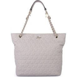 Guess torebka HWVG69 88230 czarna. Czarne torebki klasyczne Guess, z aplikacjami, pikowane, bez dodatków. W wyprzedaży za 449.00 zł.