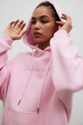 Bluza z kapturem oraz HAFTEM w kolorze MARSHMALLOW PINK - GARSON. Różowe bluzy Marsala, m, bez wzorów, z bawełny, z kapturem. Za 329.90 zł.