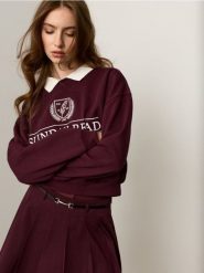Bluza z bawełną z kołnierzykiem i nadrukiem - bordowy. Czerwone bluzy Sinsay, l, bez wzorów, z bawełny, bez kaptura. Za 39.99 zł.