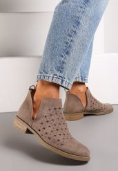 Brązowe Botki Boho z Ozdobną Perforacją i Rozcięciami po Bokach Pelorieta. Brązowe botki Renee, bez wzorów, z materiału, z okrągłym noskiem, bez obcasa, na płaskiej podeszwie, bez zapięcia. Za 139.99 zł.