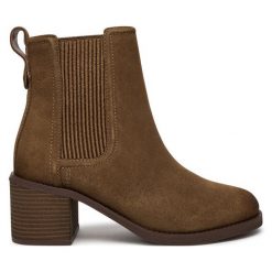 Botki Clarks. Brązowe botki Clarks, bez wzorów, bez obcasa, na słupku, bez zapięcia. Za 679.99 zł.