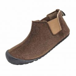 Kapcie UNISEX GUMBIES BRUMBY BOOT. Brązowe obuwie domowe Gumbies, bez wzorów, bez zapięcia. Za 149.99 zł.