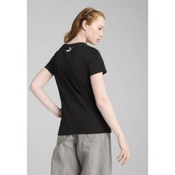 Damska koszulka PUMA SPORT z grafiką PUMA Black. Czarne koszulki sportowe Puma, bez wzorów, z gumy, bez ramiączek, na fitness i siłownię. W wyprzedaży za 69.00 zł.