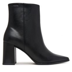 Botki Tamaris. Czarne botki Tamaris, bez wzorów, bez obcasa, na słupku, bez zapięcia. Za 469.99 zł.