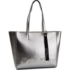 Torebka CALVIN KLEIN - Edged Shopper Met K60K605205 068. Szare shopper Calvin Klein, bez wzorów, ze skóry ekologicznej, bez dodatków. W wyprzedaży za 399.00 zł.