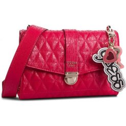 Torebka GUESS - Tabbi (SG) HWSG71 81200 PAS. Czerwone listonoszki Guess, z aplikacjami, ze skóry ekologicznej, bez dodatków. W wyprzedaży za 339.00 zł.