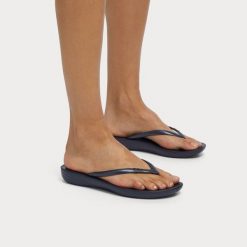 Klapki damskie FitFlop Iqushion Ergonomic TPU. Brązowe klapki FIT FLOP, bez wzorów, bez obcasa. W wyprzedaży za 141.70 zł.