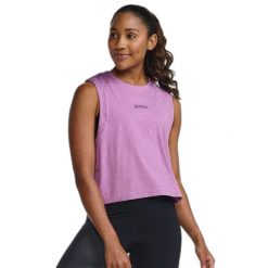 Damski tank top 2XU Motion Crop. Fioletowe topy 2XU, bez wzorów, bez kołnierzyka, bez ramiączek. Za 255.00 zł.