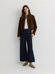 Jeansy wide leg z paskiem - granatowy. Niebieskie jeansy Reserved, bez wzorów, z podwyższonym stanem. W wyprzedaży za 89.99 zł.