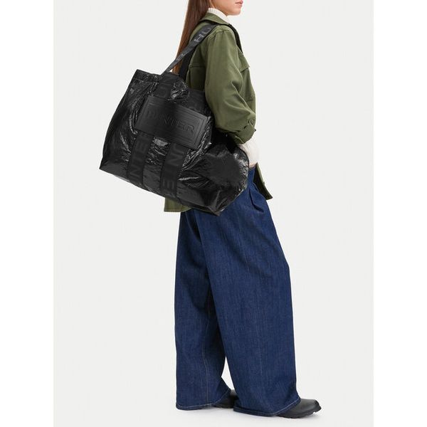 Torebka Hunter. Czarne shopper Hunter, bez wzorów, bez dodatków. Za 219.99 zł.