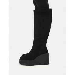 Kozaki Badura. Czarne kozaki Badura, bez obcasa, na koturnie, bez zapięcia. Za 349.99 zł.