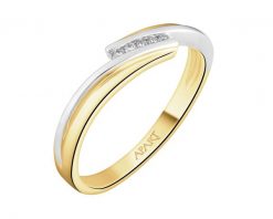Pierścionek z żółtego złota z brylantami - 0,03 ct - próba 585. Żółte pierścionki Apart, z brylantem, złote. W wyprzedaży za 1,743.00 zł.