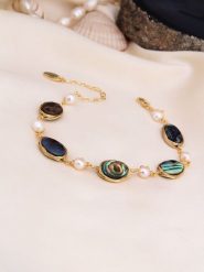 L'Atelier de Gaia Pozłacana bransoletka z perłami i masą perłową rozmiar: onesize. Zielone bransoletki L'Atelier de Gaia, z perłą, pozłacane. Za 100.95 zł.