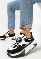 Czarne Sneakersy z Ozdobnymi Sznurowadłami i Wstawkami Plesca. Czarne obuwie sportowe Born2be, z jeansu, bez zapięcia. Za 109.99 zł.