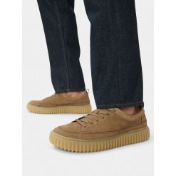 Sneakersy Clarks. Brązowe kardigany Clarks, m, bez wzorów. Za 283.99 zł.