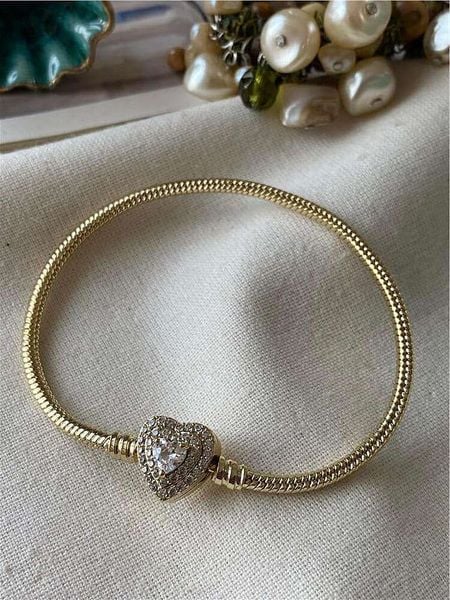 Luseera Pozłacana bransoletka z elementem ozdobnym rozmiar: onesize. Żółte bransoletki Luseera, z cyrkonią, pozłacane. Za 65.99 zł.