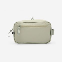 Kosmetyczka podróżna sportowa. Zielone kufry i kosmetyczki DECATHLON, bez wzorów, bez dodatków. Za 49.99 zł.