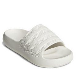 Klapki adidas. Białe klapki Adidas, bez wzorów, bez obcasa. Za 149.99 zł.