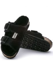 Birkenstock Skórzane klapki "Arizona" w kolorze czarnym rozmiar: 43. Czarne klapki Birkenstock, bez wzorów, ze skóry, z otwartym noskiem, bez obcasa. Za 505.13 zł.