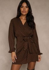 Brązowa Sukienka w Groszki o Kopertowym Kroju z Wiązaniem w Talii Enevia. Brązowe sukienki Renee, l, bez wzorów, bez kołnierzyka, bez ramiączek, mini, kopertowe. Za 149.99 zł.