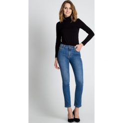 Niebieskie jeansowe spodnie BIALCON. Niebieskie spodnie sportowe BIALCON, s, bez wzorów, z jeansu, z standardowym stanem. W wyprzedaży za 115.00 zł.