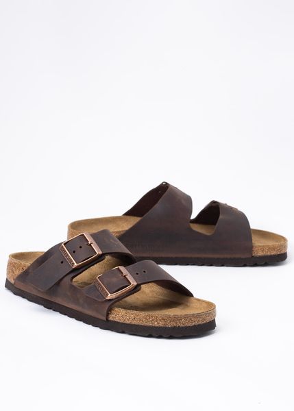 Klapki damskie brązowe BIRKENSTOCK ARIZONA LEO. Brązowe klapki Birkenstock, bez wzorów, bez obcasa. Za 449.99 zł.