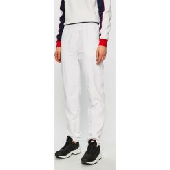 Fila - Spodnie. Białe spodnie materiałowe Fila, na co dzień, l, bez wzorów, z materiału. W wyprzedaży za 239.90 zł.