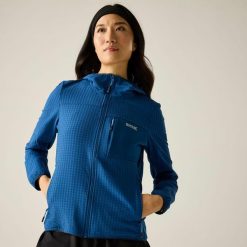 Damska bluza polarowa z kapturem i zamkiem błyskawicznym Kemilia. Niebieskie bluzy Regatta, bez wzorów, z elastanu, z kapturem. W wyprzedaży za 229.99 zł.
