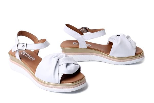 Artiker Relaks 58C3194 biały, sandały damskie. Białe sandały Artiker Relaks, bez wzorów, ze skóry, bez obcasa, na koturnie, bez zapięcia. Za 167.93 zł.