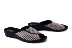 ADANEX 28861 SIK11ND beżowy, kapcie damskie. Brązowe obuwie domowe Adanex, bez wzorów, bez zapięcia. Za 68.99 zł.