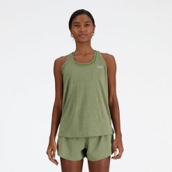 Koszulka damska New Balance WT41250DHO – zielona. Zielone bluzki New Balance, s, bez wzorów, z materiału, sportowe, bez kołnierzyka, bez ramiączek. Za 69.99 zł.
