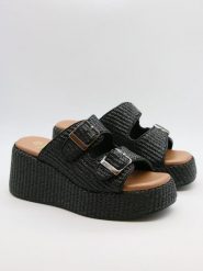 Bellucci Klapki w kolorze czarnym na koturnie rozmiar: 37. Czarne klapki Bellucci, bez wzorów, z otwartym noskiem, bez obcasa, na koturnie. Za 121.99 zł.