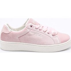 Fila - Buty Upstage V Low. Czerwone obuwie sportowe Fila, z gumy, bez zapięcia. W wyprzedaży za 149.90 zł.