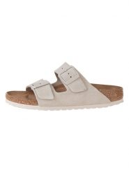 Birkenstock Skórzane klapki w kolorze kremowym rozmiar: 38. Białe klapki Birkenstock, bez wzorów, z otwartym noskiem, bez obcasa. Za 364.95 zł.