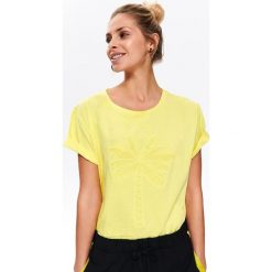 T-SHIRT Z WYTŁACZANYM MOTYWEM PALMY. Żółte t-shirty TOP SECRET, bez wzorów, z dzianiny, bez kołnierzyka, bez ramiączek. W wyprzedaży za 24.99 zł.