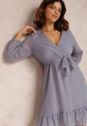 Niebieska Sukienka Iphina. Niebieskie sukienki Renee, l, z aplikacjami, z materiału, eleganckie, bez kołnierzyka, bez ramiączek, mini, kopertowe. Za 79.99 zł.