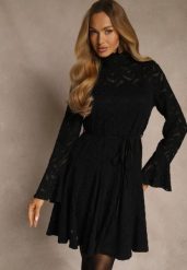 Czarna Sukienka ze Stójką z Koronki Zdobiona Wiązaniem w Talii i Falbanami Elarassa. Czarne sukienki Renee, m, z aplikacjami, z koronki, bez kołnierzyka, bez ramiączek, mini. Za 139.99 zł.