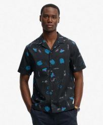 Superdry Koszula krótkie rękawy Cabana w print — 100% bawełna organiczna. Niebieskie koszule Superdry, l, bez wzorów, z bawełny, klasyczne, bez kołnierzyka, bez ramiączek. Za 301.95 zł.