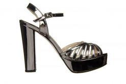 Sandały Bayla-187 1840-7023 Platinum 187034, Czarny, Skóra ekologiczna - 39. Czarne sandały Bayla, bez wzorów, z lakierowanej skóry, bez obcasa, na obcasie, bez zapięcia. W wyprzedaży za 134.10 zł.