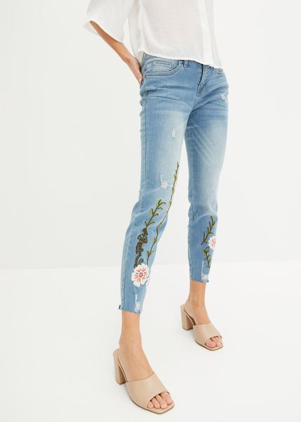 Jeansy skinny, low waist, cropped. Niebieskie jeansy bonprix, bez wzorów. Za 159.99 zł.