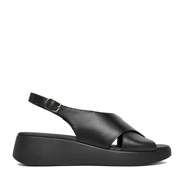 Sandały Lasocki. Czarne sandały Lasocki, bez wzorów, bez obcasa, na koturnie, bez zapięcia. Za 169.99 zł.