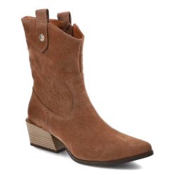 Brązowe Eleganckie Botki Karino Na Obcasie. Brązowe botki Karino, bez wzorów, z weluru, bez obcasa, na obcasie, bez zapięcia. Za 419.00 zł.