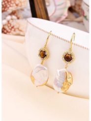 L'Atelier de Gaia Pozłacane kolczyki z perłami i cyrkoniami rozmiar: onesize. Białe kolczyki L'Atelier de Gaia, z cyrkonią, pozłacane, z zapięciem typu bigiel. Za 43.99 zł.