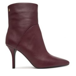 Botki Tommy Hilfiger. Czerwone botki TOMMY HILFIGER, bez wzorów, bez obcasa, na szpilce, bez zapięcia. Za 749.99 zł.