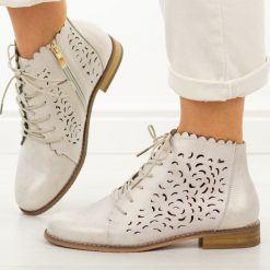 Złote skórzane ażurowe botki damskie Potocki 19423. Żółte botki POTOCKI, na jesień, w ażurowe wzory, z jeansu, z okrągłym noskiem, bez obcasa, na płaskiej podeszwie, bez zapięcia. Za 259.00 zł.